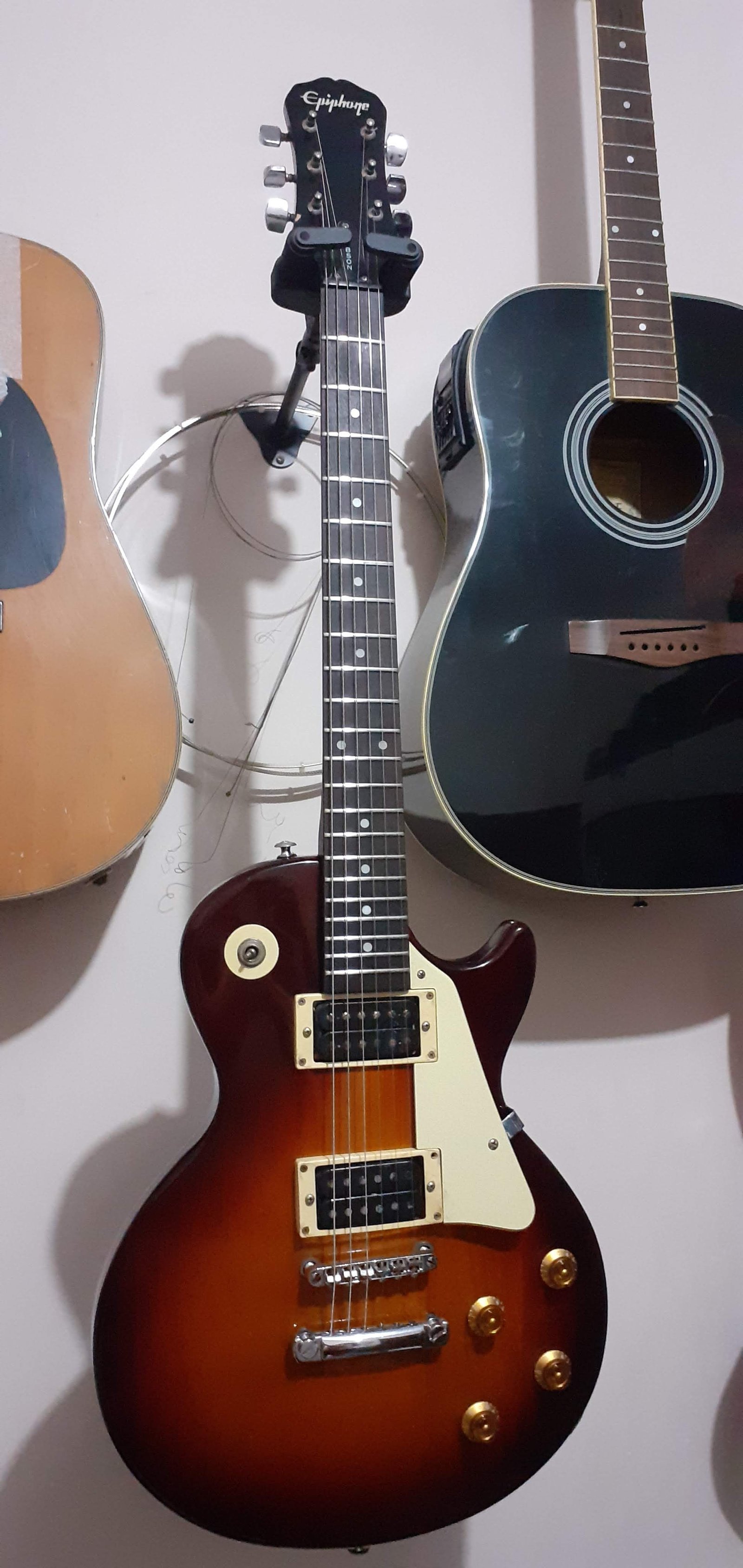 Guitarra com pintura em chamas na bancada